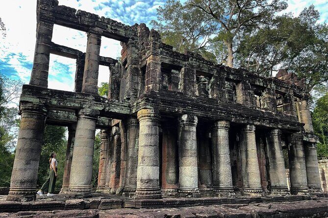 2-Day Angkor Wat Tour with Banteay Srei and Floating Village - Banteay Srei: why the detail level feels special