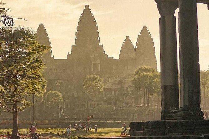 2-Day Best of Angkor Wat and Tonle Sap Lake Tour - Bayon Temple: Jayavarman VII’s state temple in the center of it all