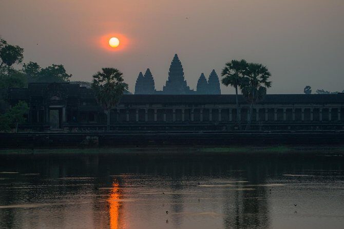 3-Day Angkor Wat & All Interesting Major Temples & Kulen Mount Waterfall - Phnom Bakheng at sunset: a great idea, with a real time limit