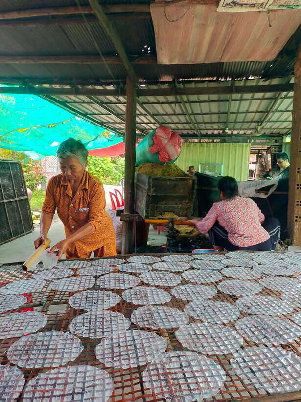 A Day TukTuk Handicrafts Bambootrain Killing&BatCaves,Sunset - Wat Samrong Knong (1707): temple beauty with Khmer Rouge context