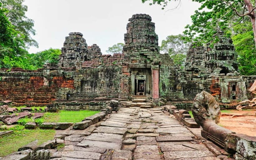 Angkor Wat: Full-Day Guided Sunset Tour - Bayon and Angkor Thom: hundreds of stone faces