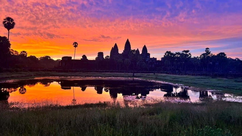 Angkor Wat: Highlights and Sunrise Guided Tour - Guided Angkor Wat galleries: more than a postcard