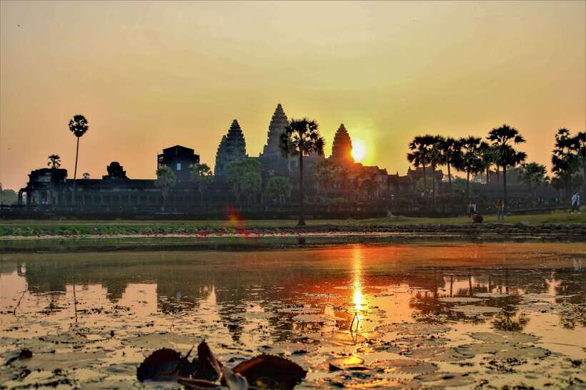 Angkor Wat: Highlights and Sunrise Guided Tour - Bayon Temple and the famous stone faces