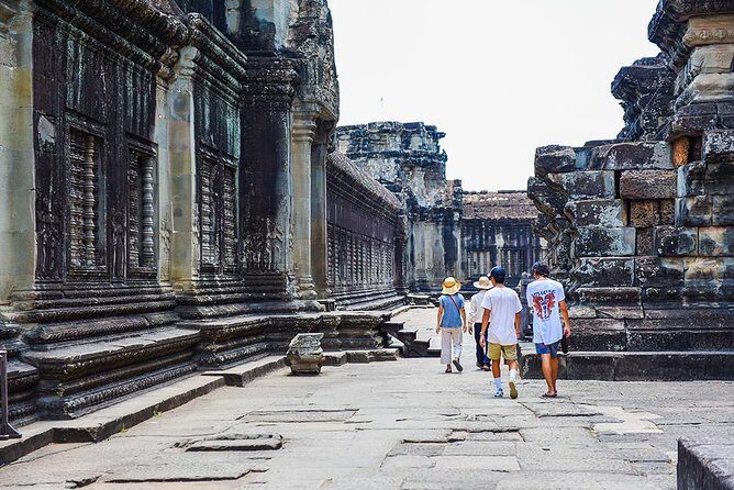 Full-Day Temples of Angkor Small Group Tour - Lunch at Srah Srang: recharging before the jungle maze