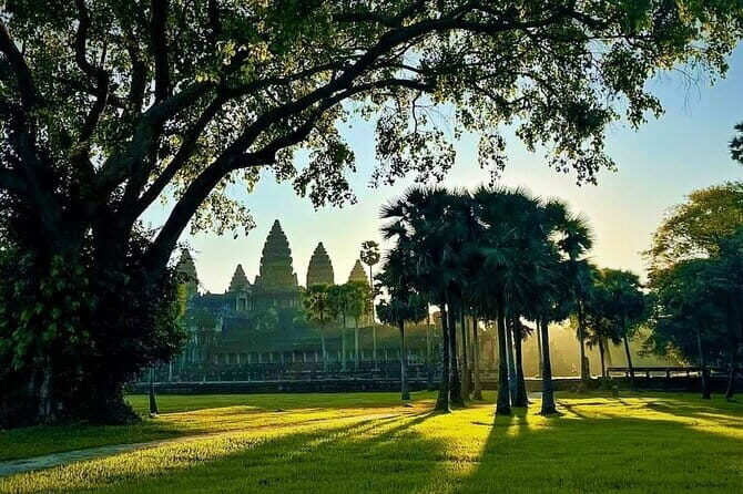 Half-Day Preah Khan and Neak Pean Temples from Siem Reap - Neak Pean: The Island-Like Temple and Rainy Season Mood