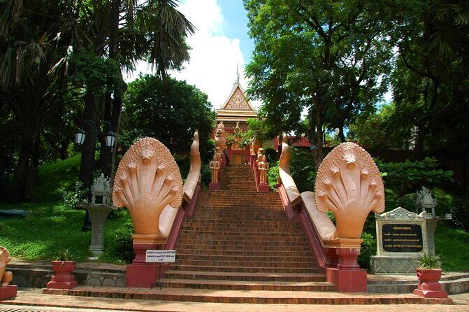 Half Day Tour to Royal Palace, Wat Phnom & Independent Monument - Independence Monument: A Calm National Marker Built for 1958 and 1962