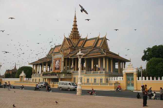 Half Day Tour to Royal Palace, Wat Phnom & Independent Monument - FAQ