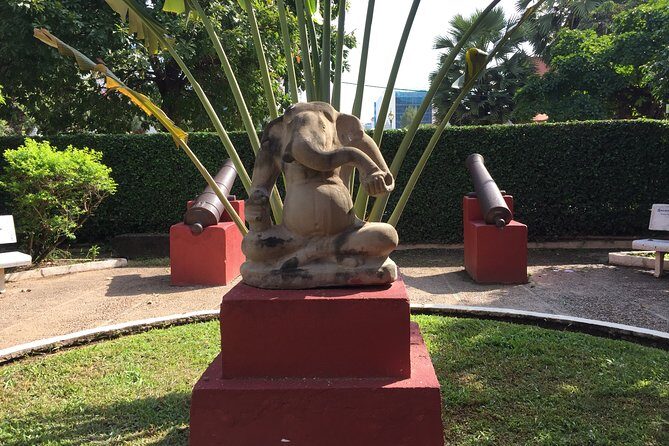 Half Day Tour to Royal Palace, Wat Phnom & Independent Monument - Wat Phnom Daun Penh: Grandma Penh’s 1372 Legend on the Hill