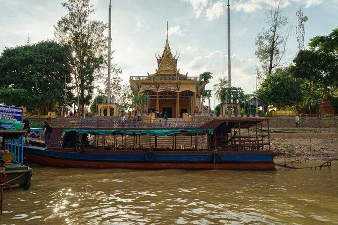 Kampong Phluk Floating Village Tour by Boat - Walk the village: how to enjoy it without losing respect