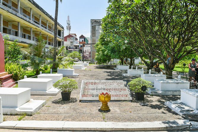 Killing Fields and Prison S21 Bus Tour - Tuol Sleng Genocide Museum (S-21): What You See in the 1h 15m Window