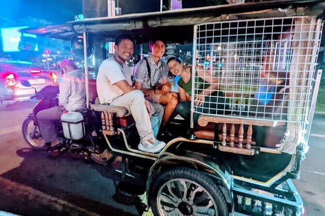 Phnom Penh Authentic Evening Food Tour 100% By Local - Independence Monument Photo Stop: Quick, Easy, and Useful