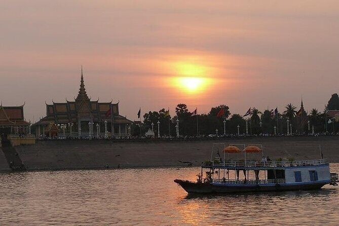 Phnom Penh Full Day Tour with Sunset Cruise on the Mekong River - Wat Ounalom and the city’s faith signals