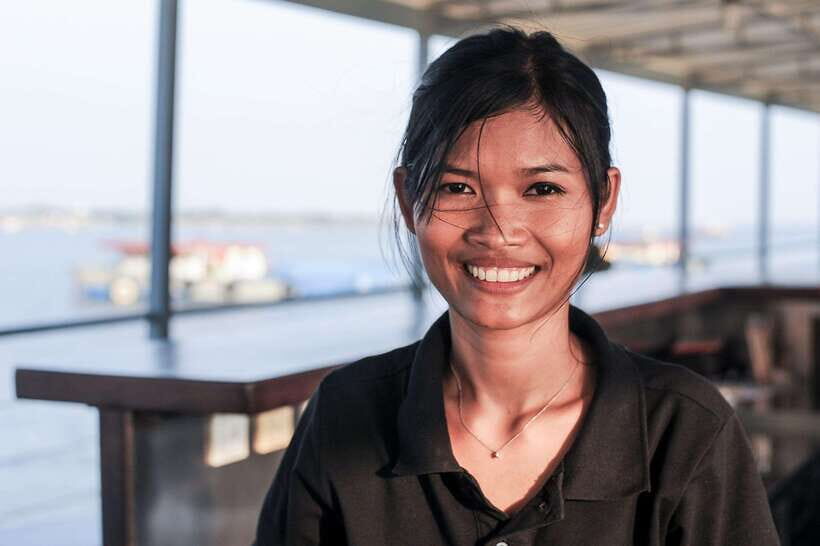 Phnom Penh: Mekong Sunset Dinner Cruise with Live Music - Choosing 5pm or 7pm: when the river views change
