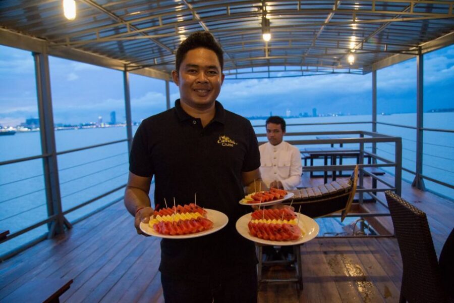Phnom Penh: Mekong Sunset Dinner Cruise with Live Music - Drinks and service: cocktails, staff energy, and the 10-year angle