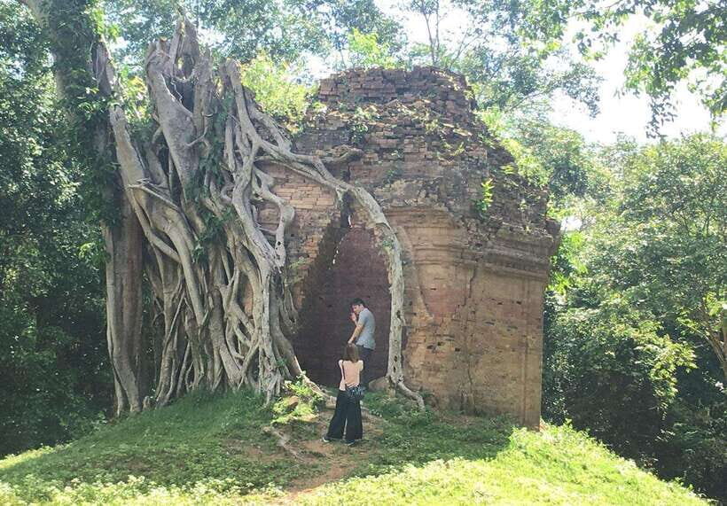 Phnom Penh - Siem Reap Road Transfer Plus Sightseeing - Skoun Market, aka Spider Ville: Short Stop, Big Culture Contrast