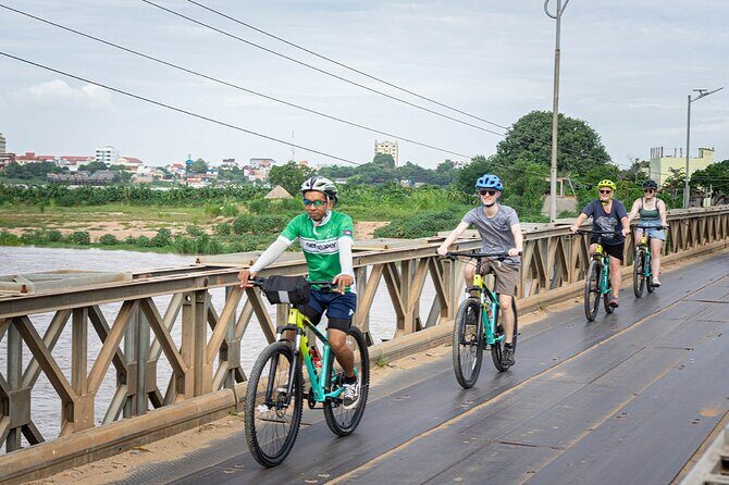 Phnom Penh Silk Island Bike Tour/ E-Bike or Tuk Tuk - Silk Island Community Center: what to look for during silk weaving