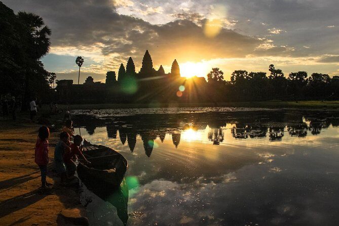 Private one-day tuktuk 'small tour' of the oldest Angkor temples - Phnom Bakheng at sunset: the extra stop you should plan for