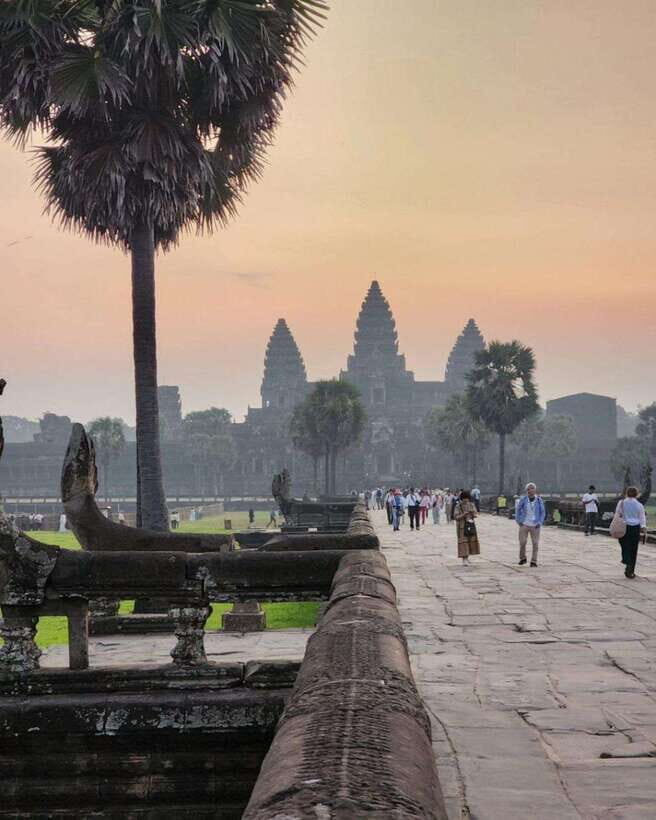Siem Reap: 1-Day Angkor Wat Group Tour with Spanish Guide - Victory Gate photo stop: short, but worth the timing