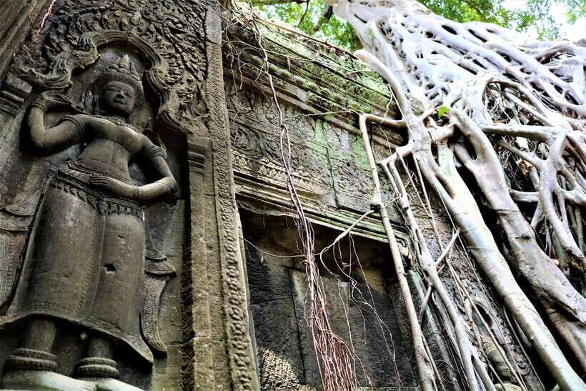 Siem Reap: 2-Day Temple Highlights Sunrise and Sunset Option - Day two before dawn: entering Angkor Wat and creeping through corridors