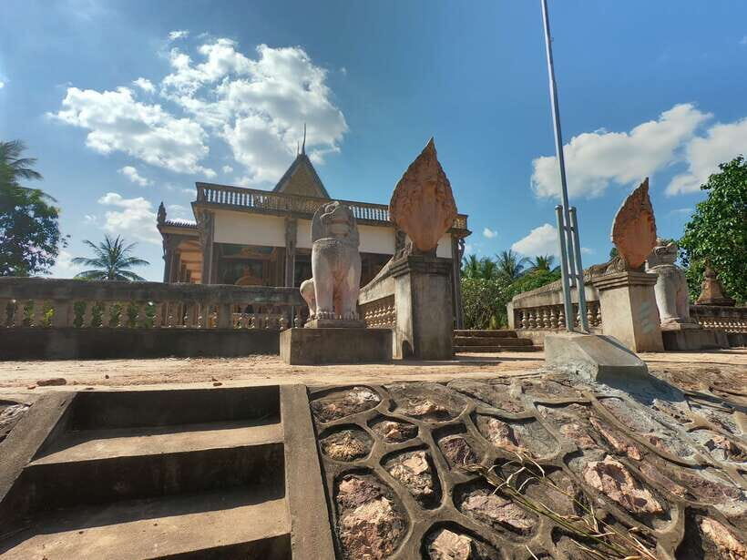 Siem Reap: 6-Hour Easy Rider Motorbike Tour - Off-road comfort tips: sunscreen, water, and how to handle the bumps