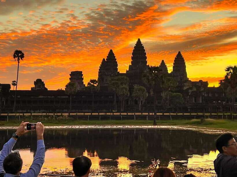 Siem Reap: Angkor Wat 2-Day Tour with Sunrise and Sunset - Day 1 (4:30am–1:00pm): Angkor Wat at sunrise, then Ta Prohm early