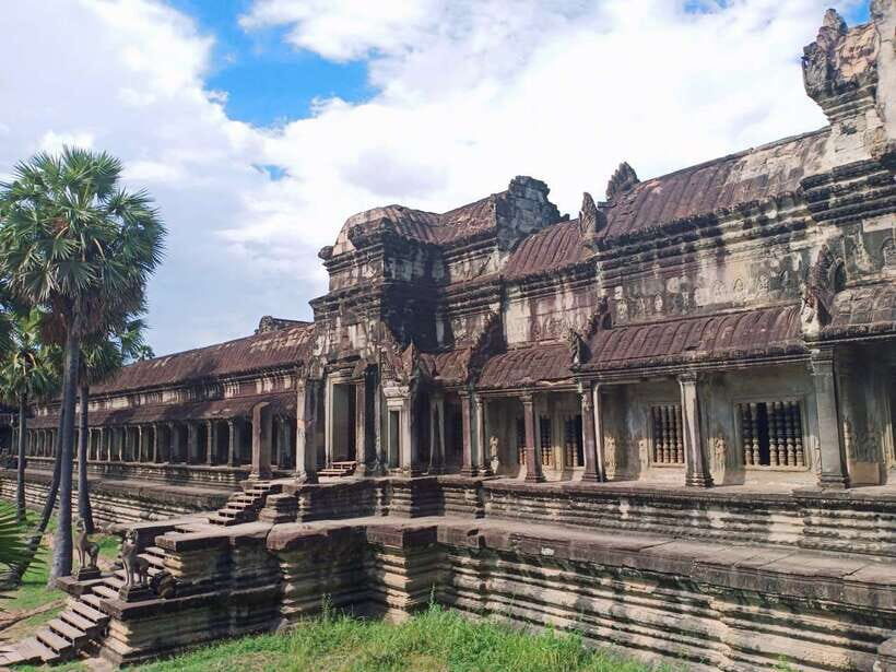 Siem Reap: Angkor Wat Private Tour by Tuk-Tuk - Bayon Temple: the face towers and the maze of angles