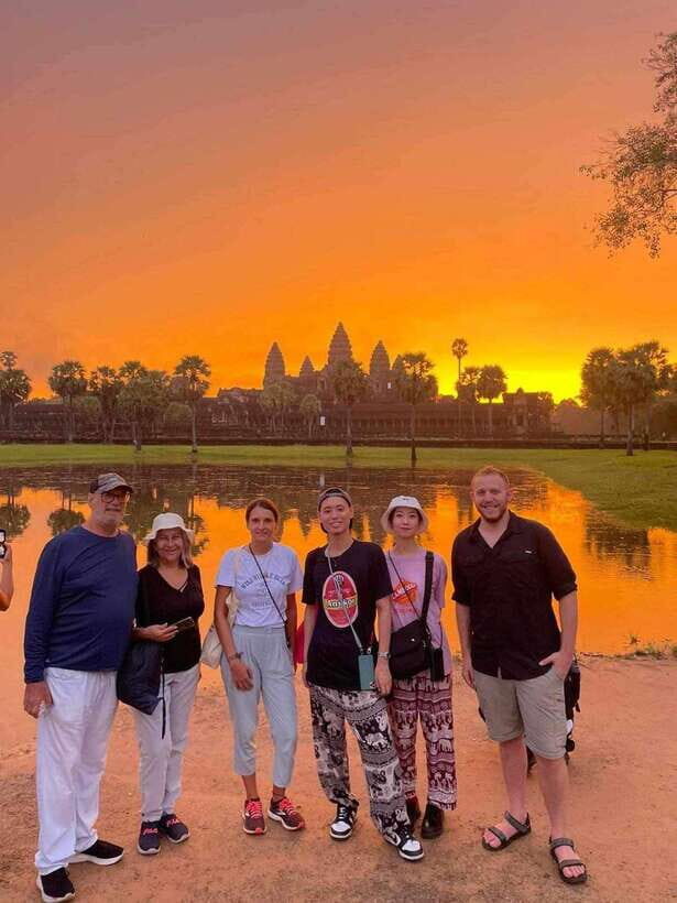 Siem Reap: Angkor Wat Sunrise Small-Group Guided Day Tour - Sunrise at Angkor Wat: Why the light changes everything