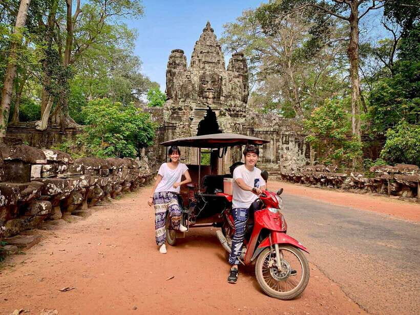 Siem Reap: Angkor Wat Sunrise Tour via Tuk Tuk & Breakfast - Bayon and Victory Gate: the 54 towers and Jayavarman VII context