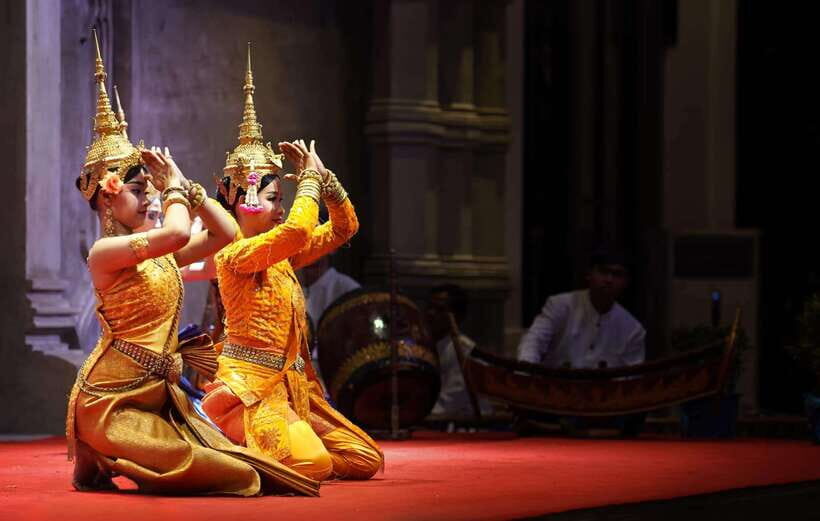 Siem Reap: Apsara Show Including Dinner & Hotel Pickup - Getting to dinner: what the venue night feels like