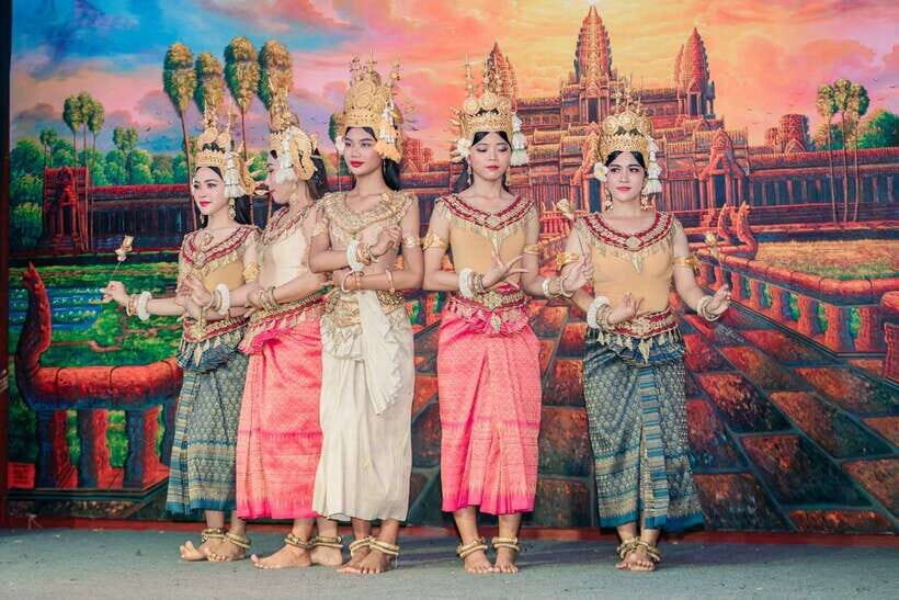 Siem Reap: Dinner and Traditional Show with Hotel Transfer - Garden or Air-Conditioned Restaurant Seating