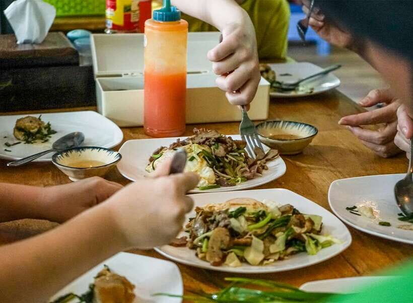 Siem Reap: Evening Food Tour with 10 Local Tastings - Long’s Bar: a couple beers to close the loop