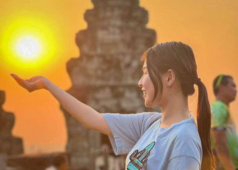 Siem Reap: Full-Day Angkor Wat Guided Tour with Sunset - Angkor Wat: how to make the southern gates and causeways click
