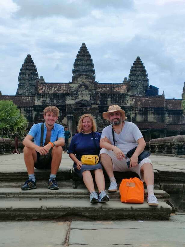 Siem Reap: Full-Day Angkor Wat Guided Tour with Sunset - Phnom Bakheng sunset: planning for stairs and timing the view