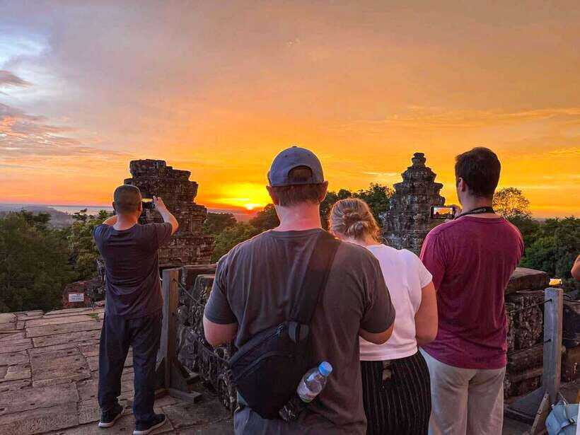 Siem Reap: Full Day Angkor Wat Temple Experience with Sunset - A lunch break that keeps the day moving