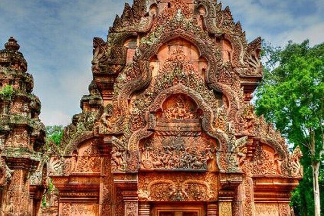 Siem Reap Tour: Angkor Wat Sunrise, Bayon, Ta Prohm, Banteay Srei - Bayon and the Buddha faces: a stop that pays off after lunch