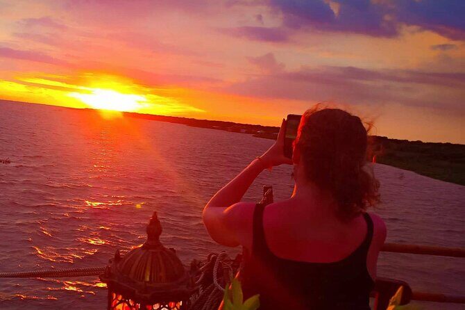 Sunset Dinner and drinks includes a Floating Village cruise tour. - Practical Tips That Make a Big Difference