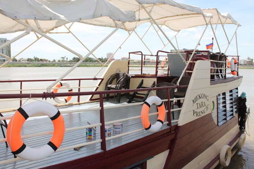 Tonle Sap Cruise & land Tour between Phnom Penh & Siem Reap - BBQ Lunch and Drinks: Better Than a Token Meal